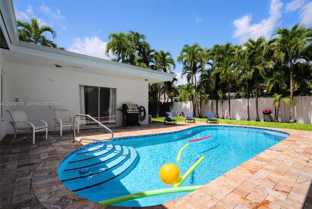 2555 NE 202nd St, Miami, FL 33180