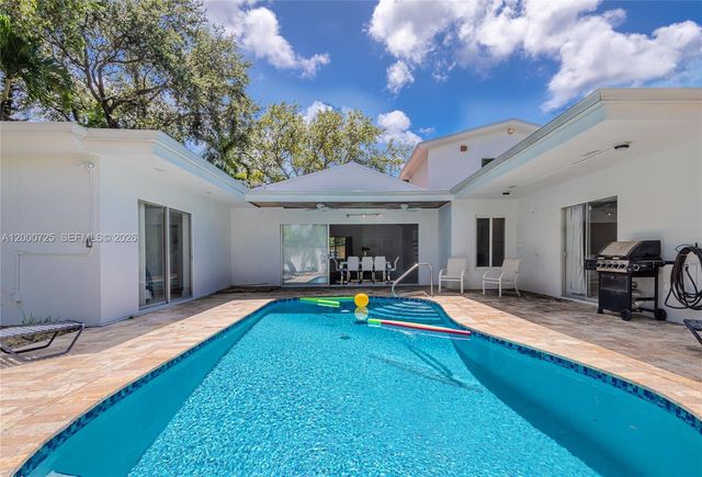 2555 NE 202nd St, Miami, FL 33180