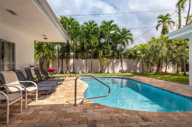 2555 NE 202nd St, Miami, FL 33180