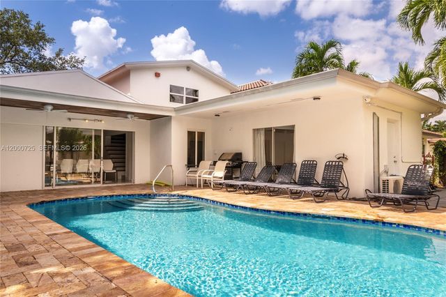 2555 NE 202nd St, Miami, FL 33180