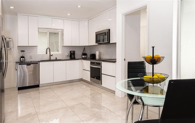 2555 NE 202nd St, Miami, FL 33180