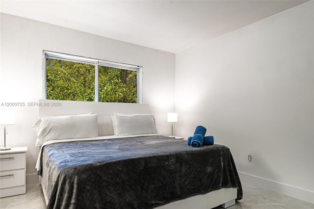 2555 NE 202nd St, Miami, FL 33180