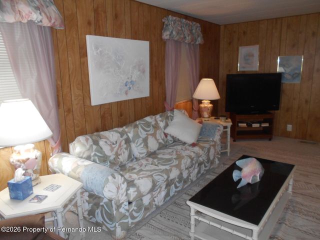 8449 Central Avenue, Brooksville, FL 34613