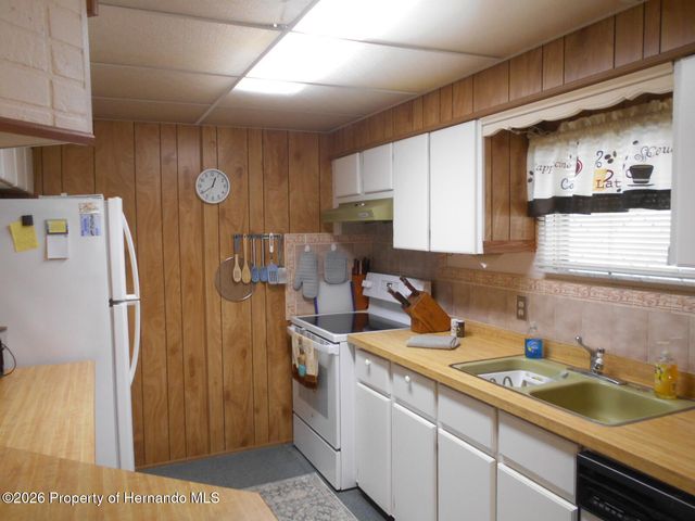 8449 Central Avenue, Brooksville, FL 34613