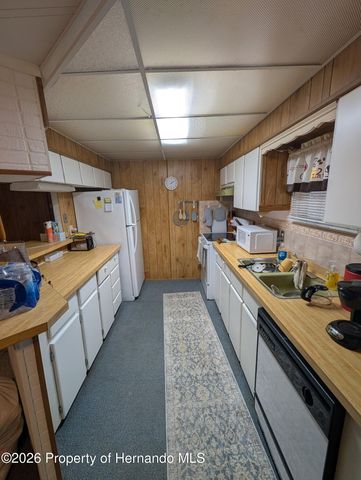 8449 Central Avenue, Brooksville, FL 34613