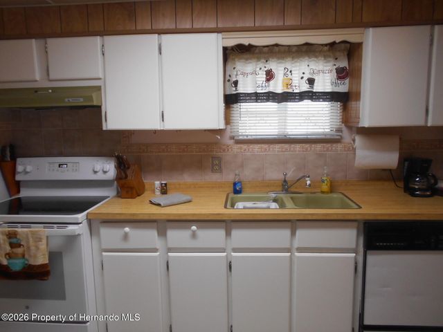 8449 Central Avenue, Brooksville, FL 34613