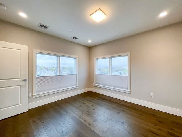 214 Market St 503, Boston, MA 02135