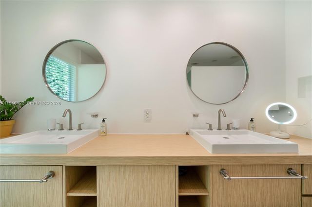 861 Harbor Dr, Key Biscayne, FL 33149