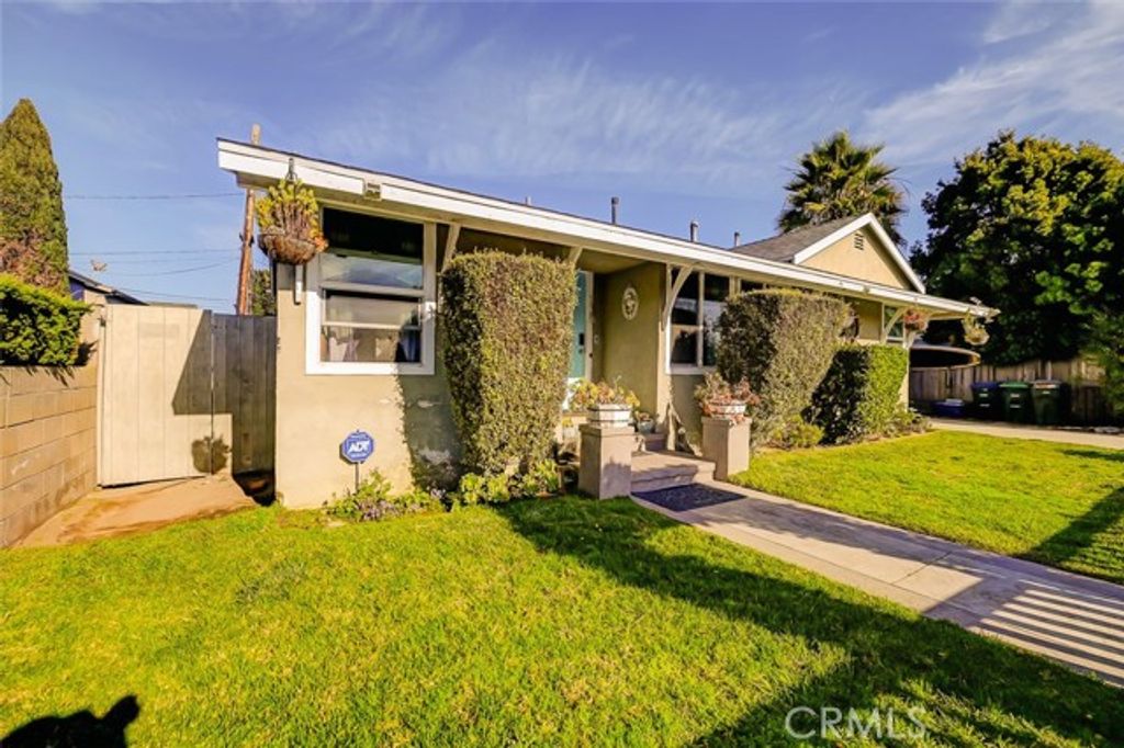 138 Walnut Street, Costa Mesa, CA 92627