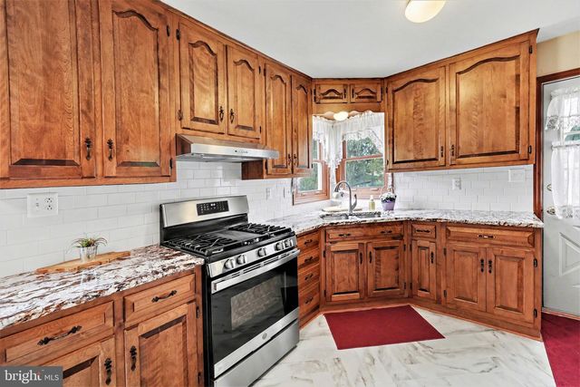 7833 DEWEY DR, Harrisburg, PA 17112