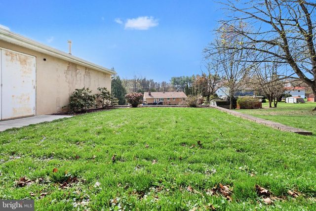 7833 DEWEY DR, Harrisburg, PA 17112