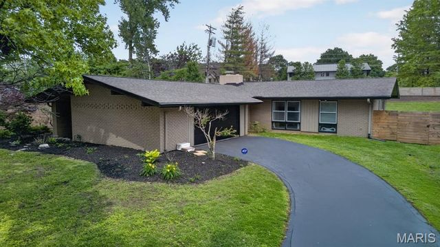 2 Sunswept Drive, St Louis, MO 63141