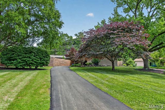2 Sunswept Drive, St Louis, MO 63141