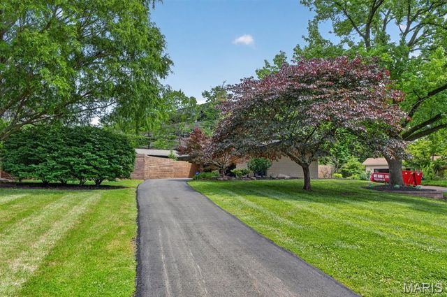 2 Sunswept Drive, St Louis, MO 63141