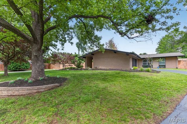2 Sunswept Drive, St Louis, MO 63141