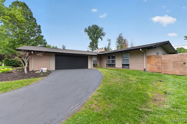 2 Sunswept Drive, St Louis, MO 63141