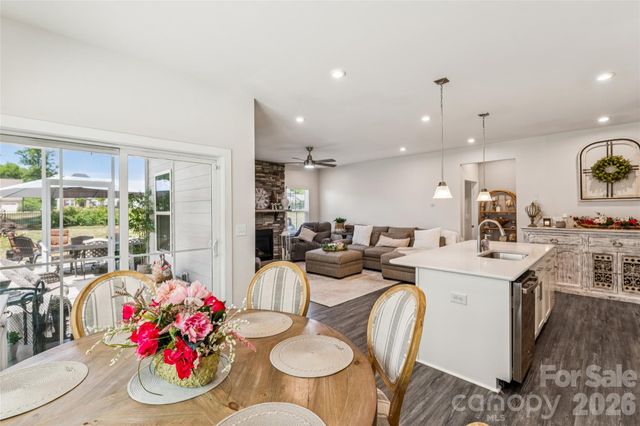 5042 Summer Surprise Lane, Charlotte, NC 28215