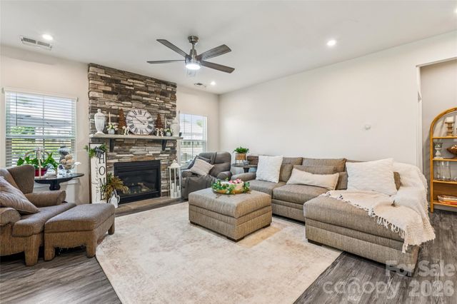 5042 Summer Surprise Lane, Charlotte, NC 28215