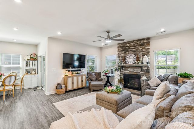 5042 Summer Surprise Lane, Charlotte, NC 28215