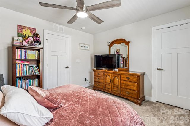5042 Summer Surprise Lane, Charlotte, NC 28215