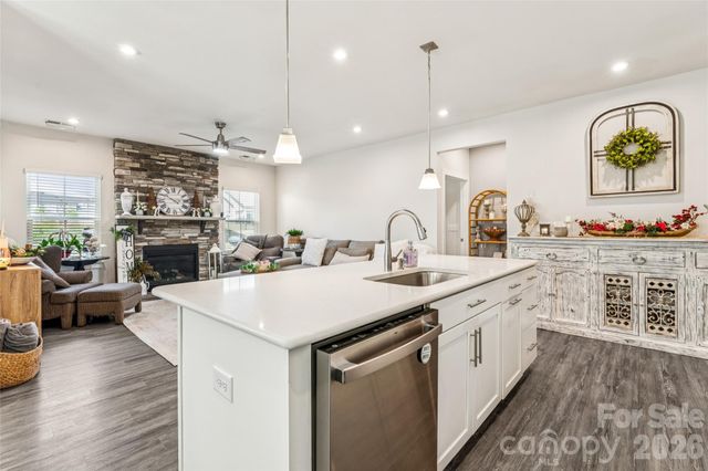 5042 Summer Surprise Lane, Charlotte, NC 28215