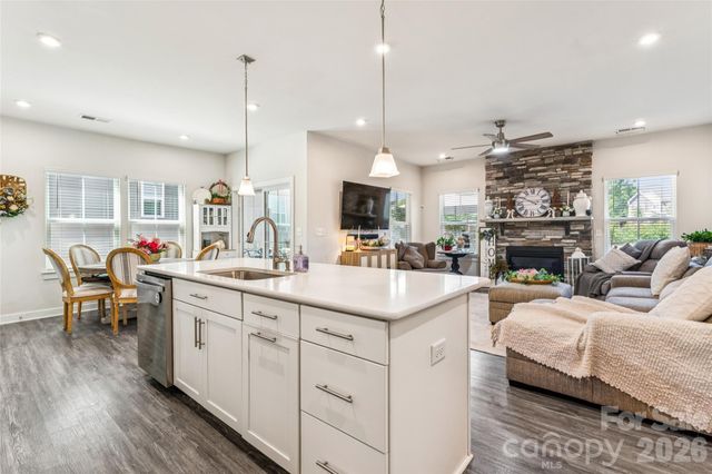 5042 Summer Surprise Lane, Charlotte, NC 28215