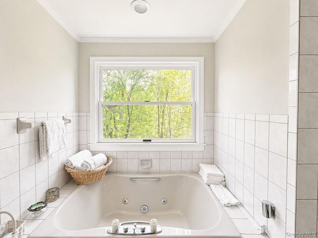 6 Cedar Avenue, Locust Valley, NY 11560