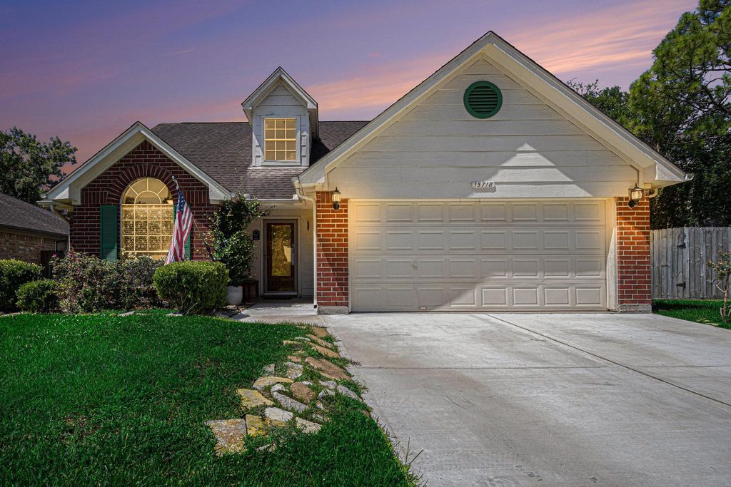 15718 Contender Lane, Friendswood, TX 77546