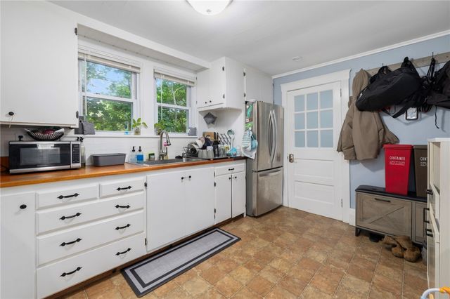 29 Sherwood Road, Middletown, RI 02842