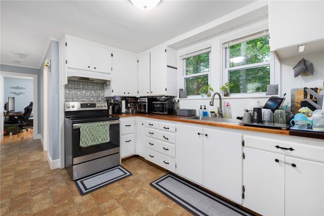 29 Sherwood Road, Middletown, RI 02842