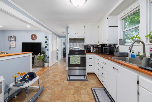 29 Sherwood Road, Middletown, RI 02842