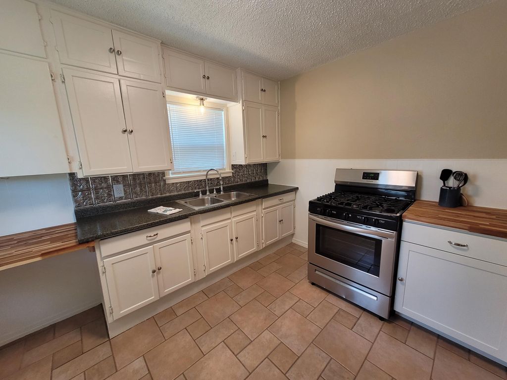 Image 5 of property listing at 2017 San Antonio Street, San Angelo, TX 76901