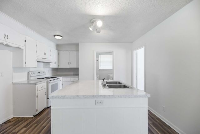 313 E Woodrow Place, Tulsa, OK 74106