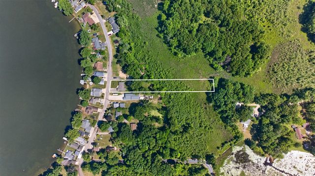 569 Round Lake Drive, Michigan Center, MI 49254