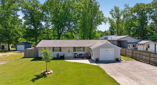 569 Round Lake Drive, Michigan Center, MI 49254