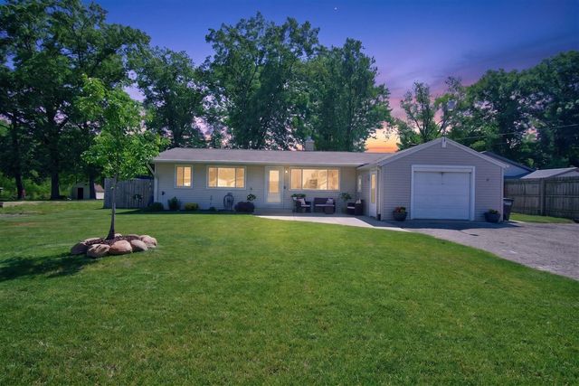 569 Round Lake Drive, Michigan Center, MI 49254