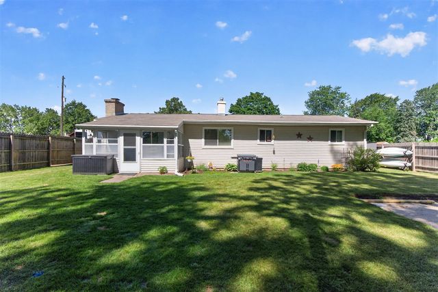 569 Round Lake Drive, Michigan Center, MI 49254