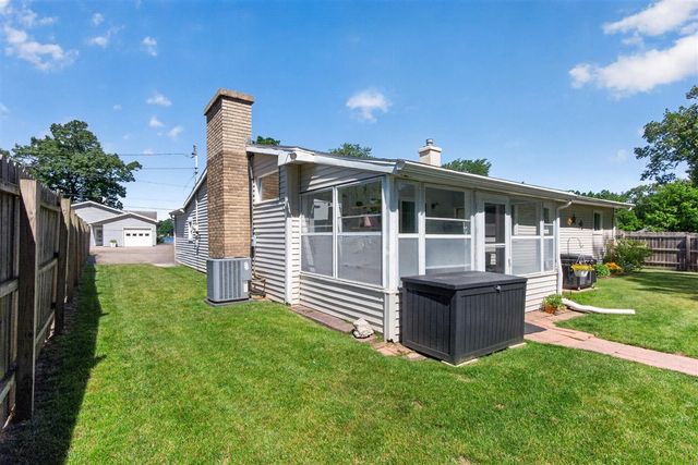 569 Round Lake Drive, Michigan Center, MI 49254