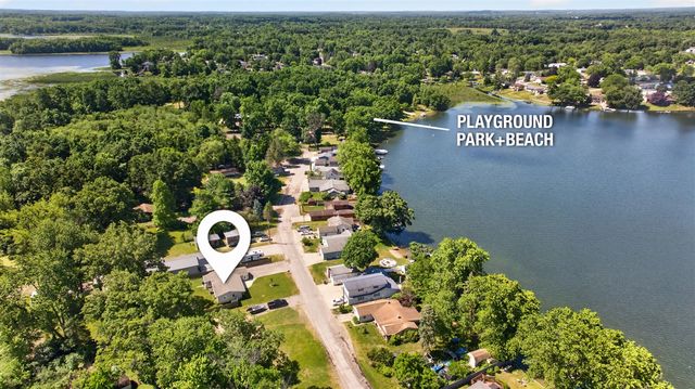 569 Round Lake Drive, Michigan Center, MI 49254