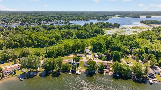 569 Round Lake Drive, Michigan Center, MI 49254