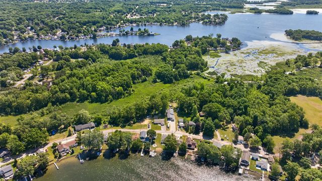 569 Round Lake Drive, Michigan Center, MI 49254