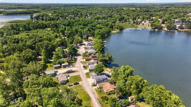 569 Round Lake Drive, Michigan Center, MI 49254