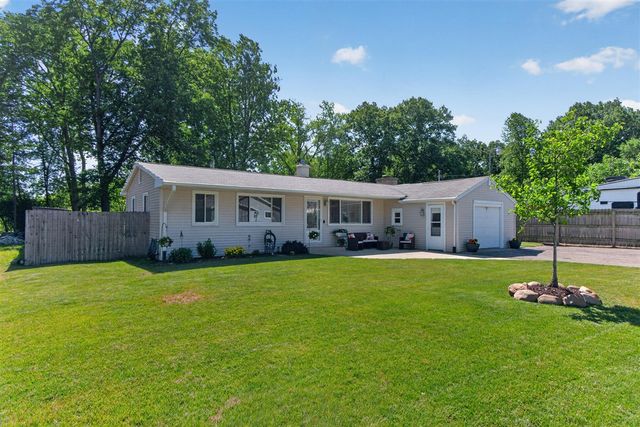569 Round Lake Drive, Michigan Center, MI 49254