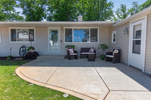 569 Round Lake Drive, Michigan Center, MI 49254