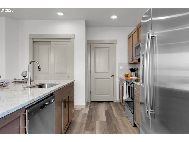 1018 S 52ND St, Springfield, OR 97478