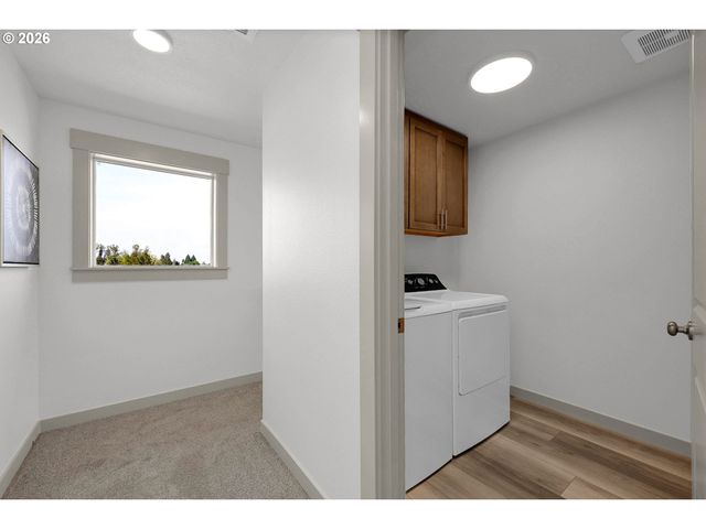 1018 S 52ND St, Springfield, OR 97478