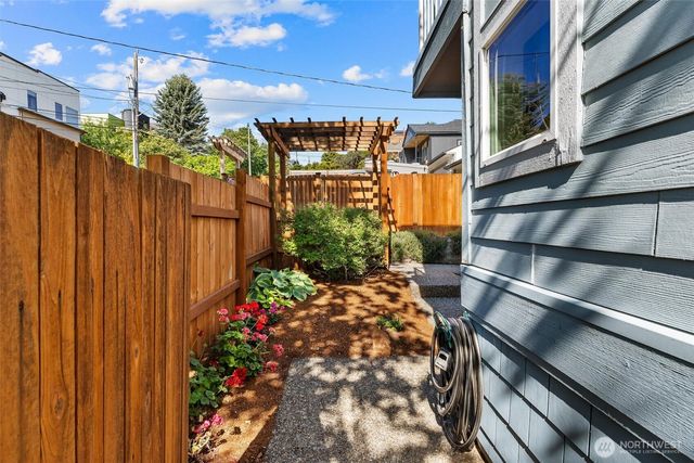 2400 W Boston Street, Seattle, WA 98199