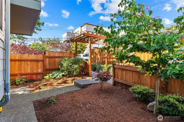 2400 W Boston Street, Seattle, WA 98199