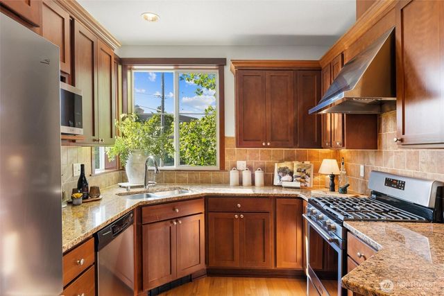 2400 W Boston Street, Seattle, WA 98199