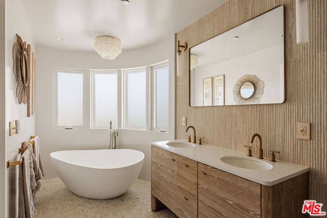 7832 Henefer Avenue, Los Angeles, CA 90045